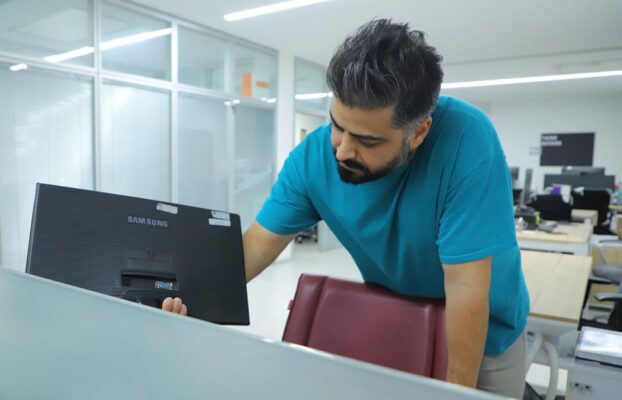 وقتی همه‌چیز از کار می‌افتد، یک نفر دست‌ به کار می‌شود