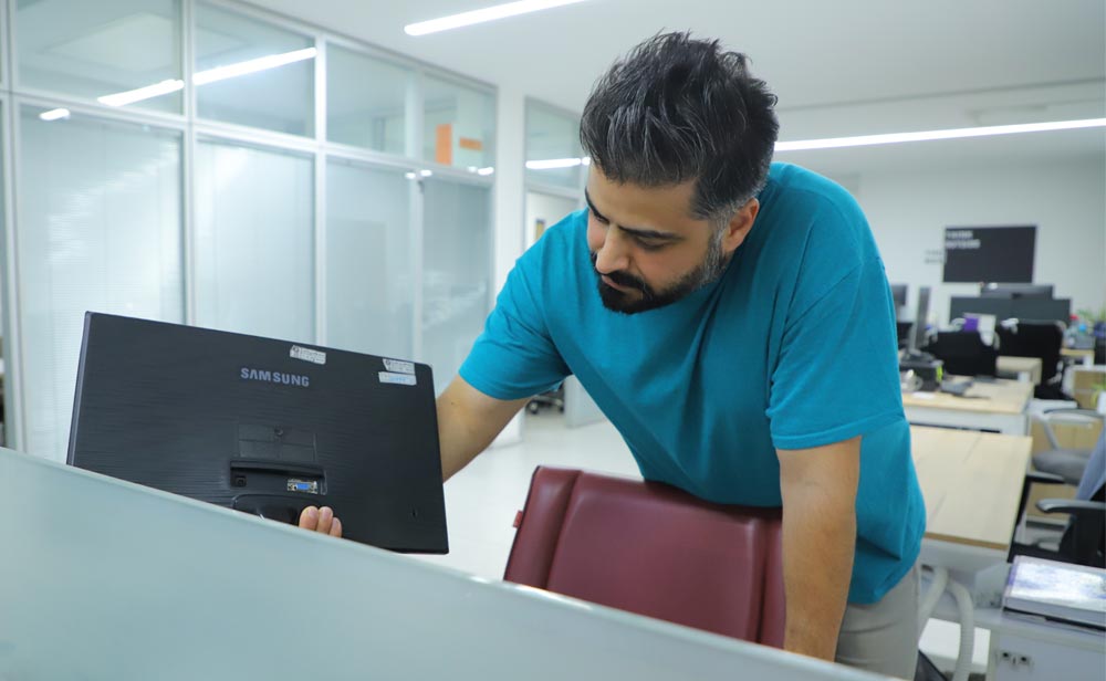 وقتی همه‌چیز از کار می‌افتد، یک نفر دست‌ به کار می‌شود